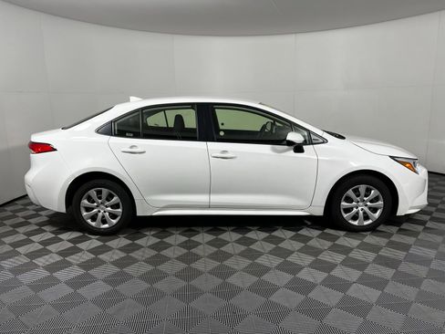 Used 2025 Toyota Corolla LE image 4
