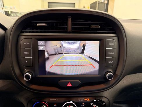 Used 2025 Kia Soul LX w/ LX Technology Package FWD image 19