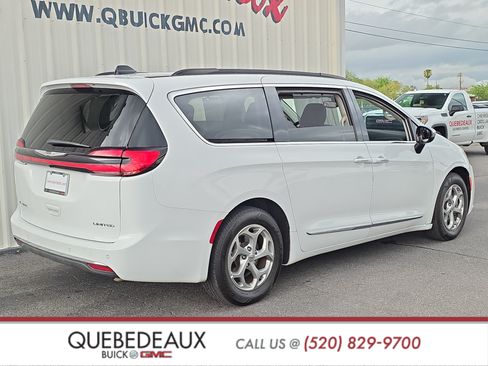 Used 2023 Chrysler Pacifica Limited FWD image 7