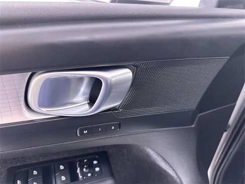 Used 2023 Volvo XC40 B5 Core image 25