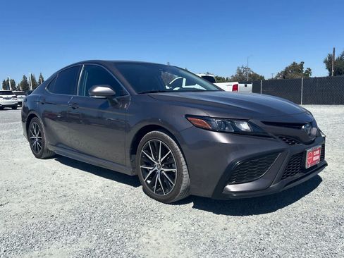 Used 2022 Toyota Camry SE w/ Cold Weather Package FWD image 10