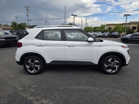 Used 2026 Hyundai Venue SEL FWD image 4