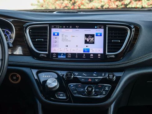 Used 2022 Chrysler Pacifica Pinnacle FWD image 13