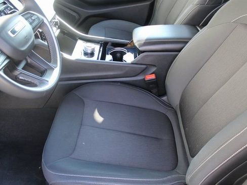 Used 2023 Jeep Grand Cherokee L Laredo image 8