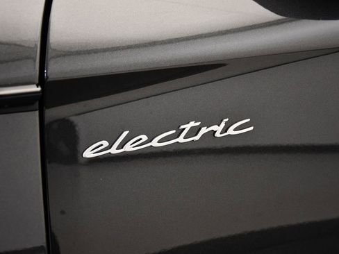 Used 2025 Porsche Taycan image 10