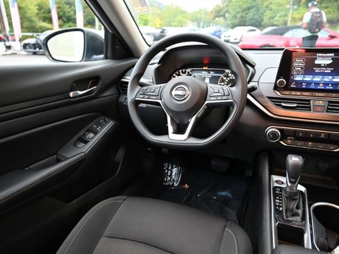 Used 2024 Nissan Altima 2.5 SV image 12