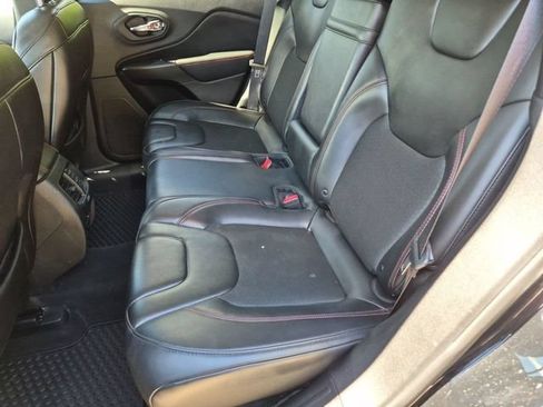 Used 2019 Jeep Cherokee Trailhawk w/ Comfort/Convenience Group AWD/4WD image 21