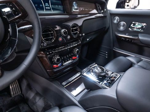 Used 2024 Rolls-Royce Phantom Sedan w/ The Phantom Package RWD image 16