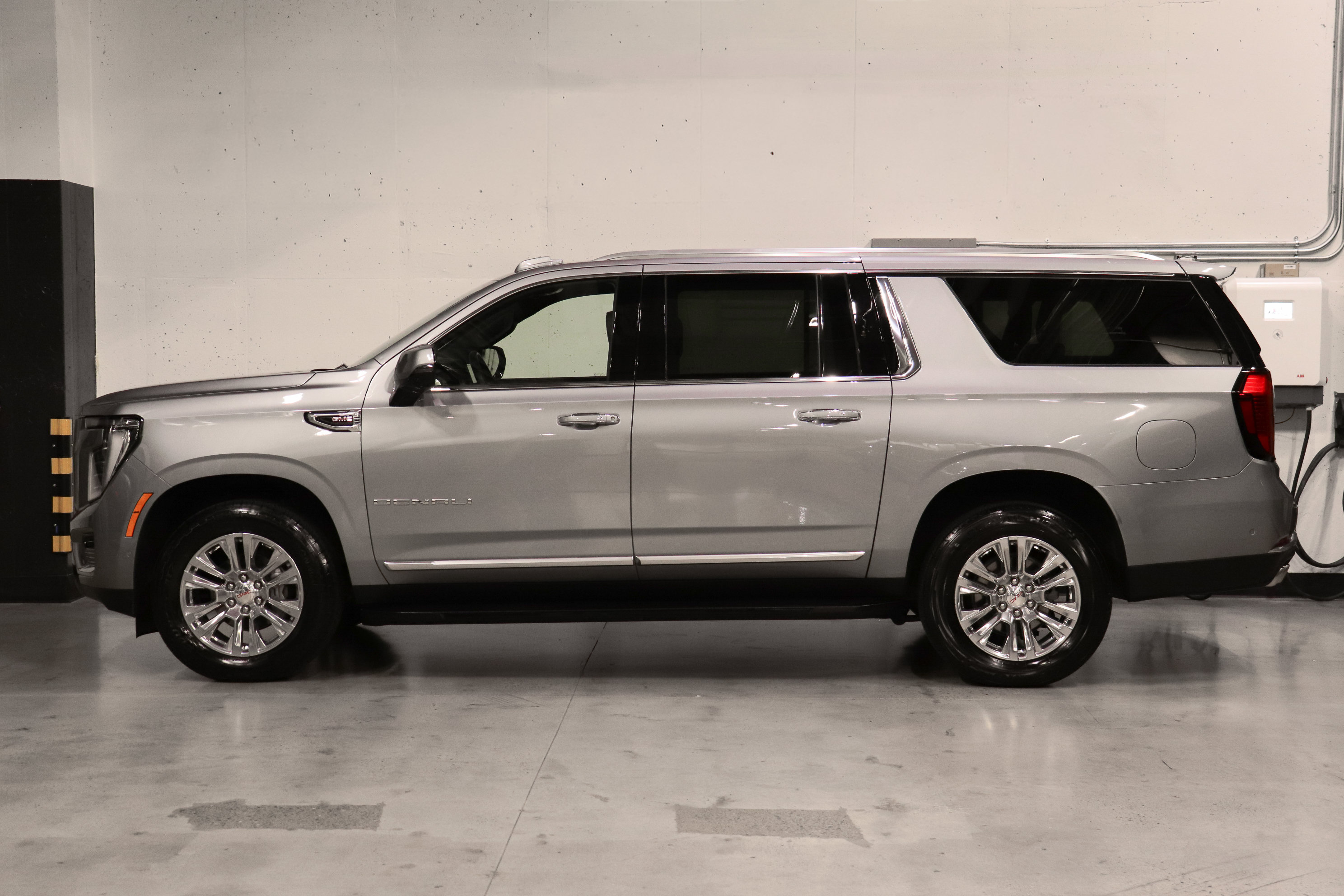 Used 2025 GMC Yukon XL Denali AWD/4WD image 2