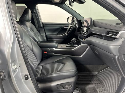Used 2023 Toyota Highlander XSE FWD image 7