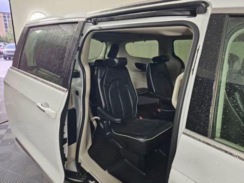 Used 2021 Chrysler Pacifica Limited image 16