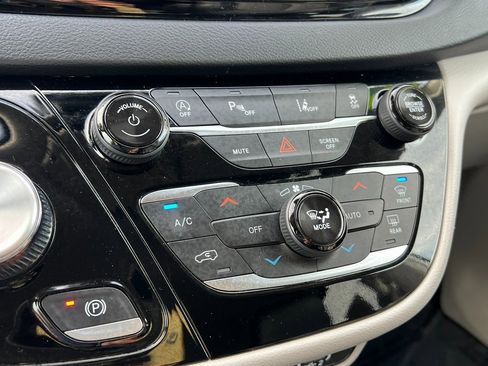 Certified 2024 Chrysler Pacifica Touring-L image 34