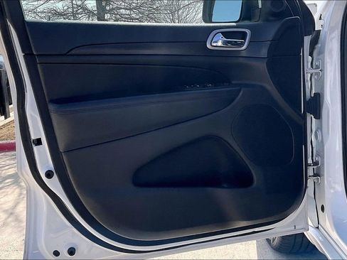 Used 2018 Jeep Grand Cherokee Altitude image 21