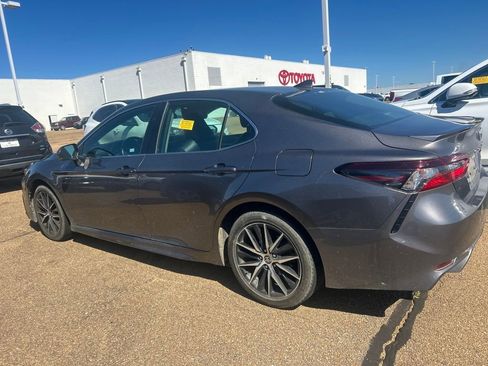 Used 2022 Toyota Camry SE image 2