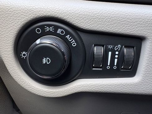 Used 2024 Chrysler Pacifica Touring-L image 12