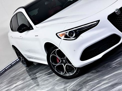Used 2023 Alfa Romeo Stelvio Veloce AWD/4WD image 4