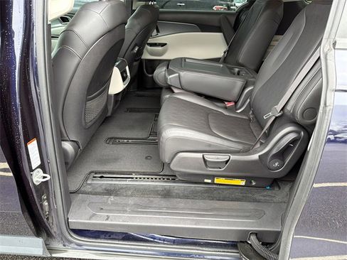 Used 2023 Kia Carnival LX image 19