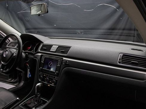 Used 2018 Volkswagen Passat 2.0T R-Line image 15