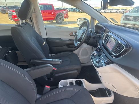 Used 2023 Chrysler Voyager LX image 27