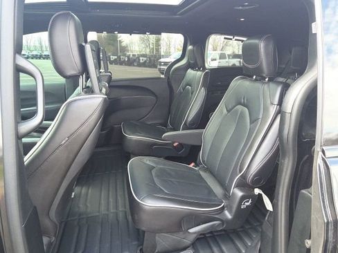 Used 2023 Chrysler Pacifica Limited w/ Uconnect Theater Family Group image 20