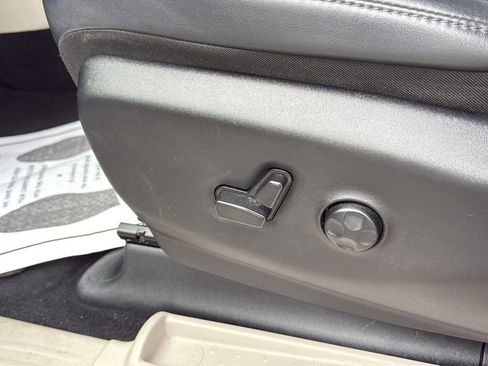 Used 2023 Chrysler Pacifica Touring-L FWD image 27