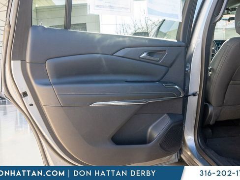 Used 2025 Chevrolet Traverse LT image 15