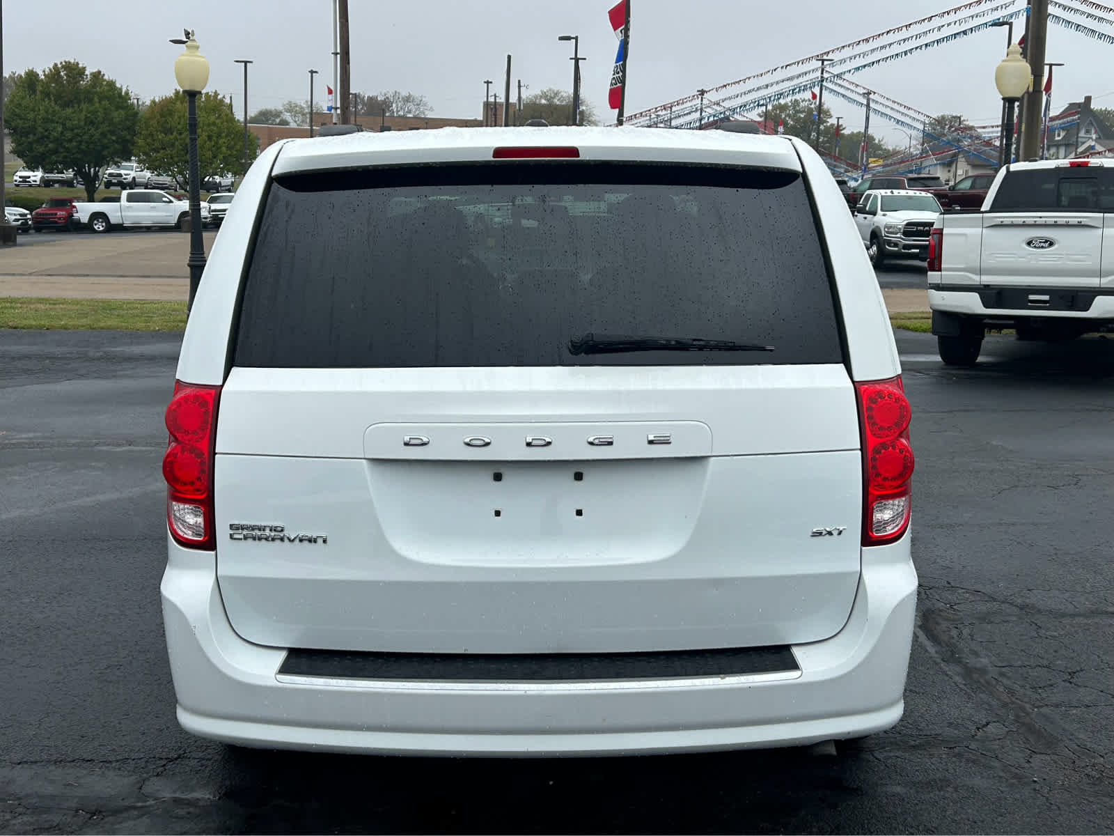 Used 2014 Dodge Grand Caravan SXT w/ UConnect Hands-Free Group FWD image 5