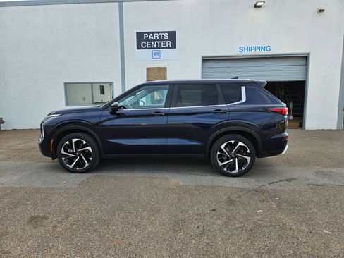 Used 2024 Mitsubishi Outlander SE image 2