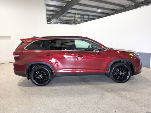 Used 2019 Toyota Highlander SE AWD/4WD image 2