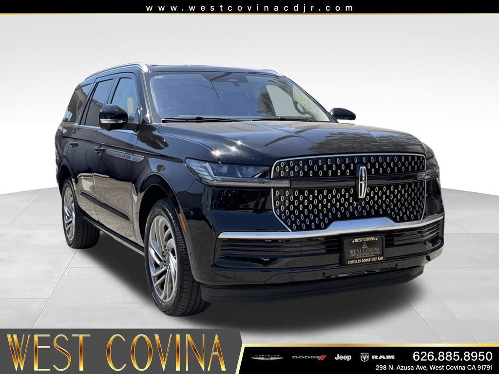 Used 2025 Lincoln Navigator Reserve AWD/4WD image 2