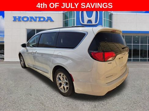 Used 2017 Chrysler Pacifica Touring-L w/ Tire & Wheel Group FWD image 3
