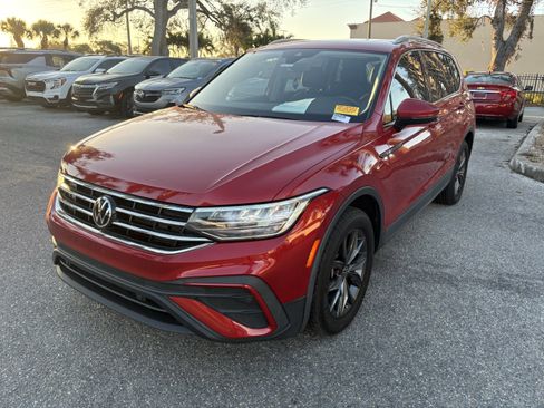 Used 2022 Volkswagen Tiguan SE w/ Panoramic Sunroof Package image 3