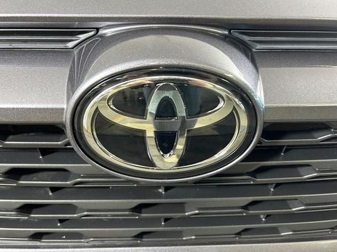 Used 2021 Toyota RAV4 XLE w/ Convenience Package AWD/4WD image 9