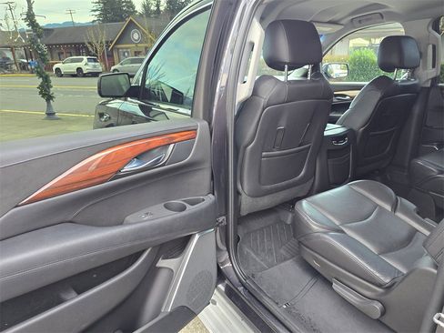 Used 2015 Cadillac Escalade ESV Luxury image 16
