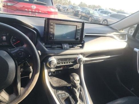 Used 2019 Toyota RAV4 LE image 7