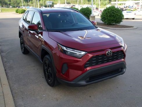 Used 2022 Toyota RAV4 XLE AWD/4WD image 7