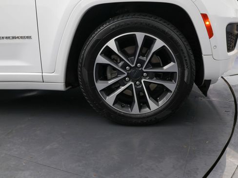 Used 2021 Jeep Grand Cherokee L Overland w/ Luxury Tech Group IV AWD/4WD image 39