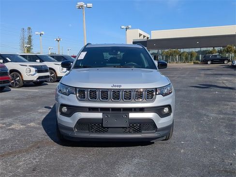Used 2024 Jeep Compass Latitude image 2