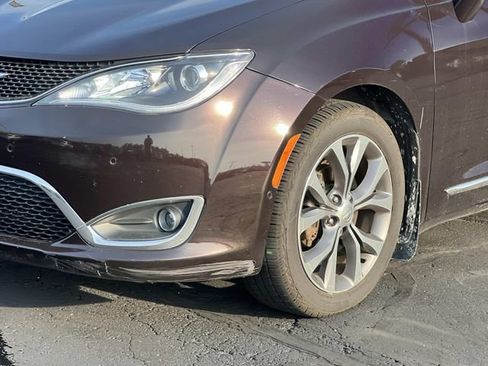 Used 2017 Chrysler Pacifica Limited w/ Advanced Safetytec Group FWD image 4
