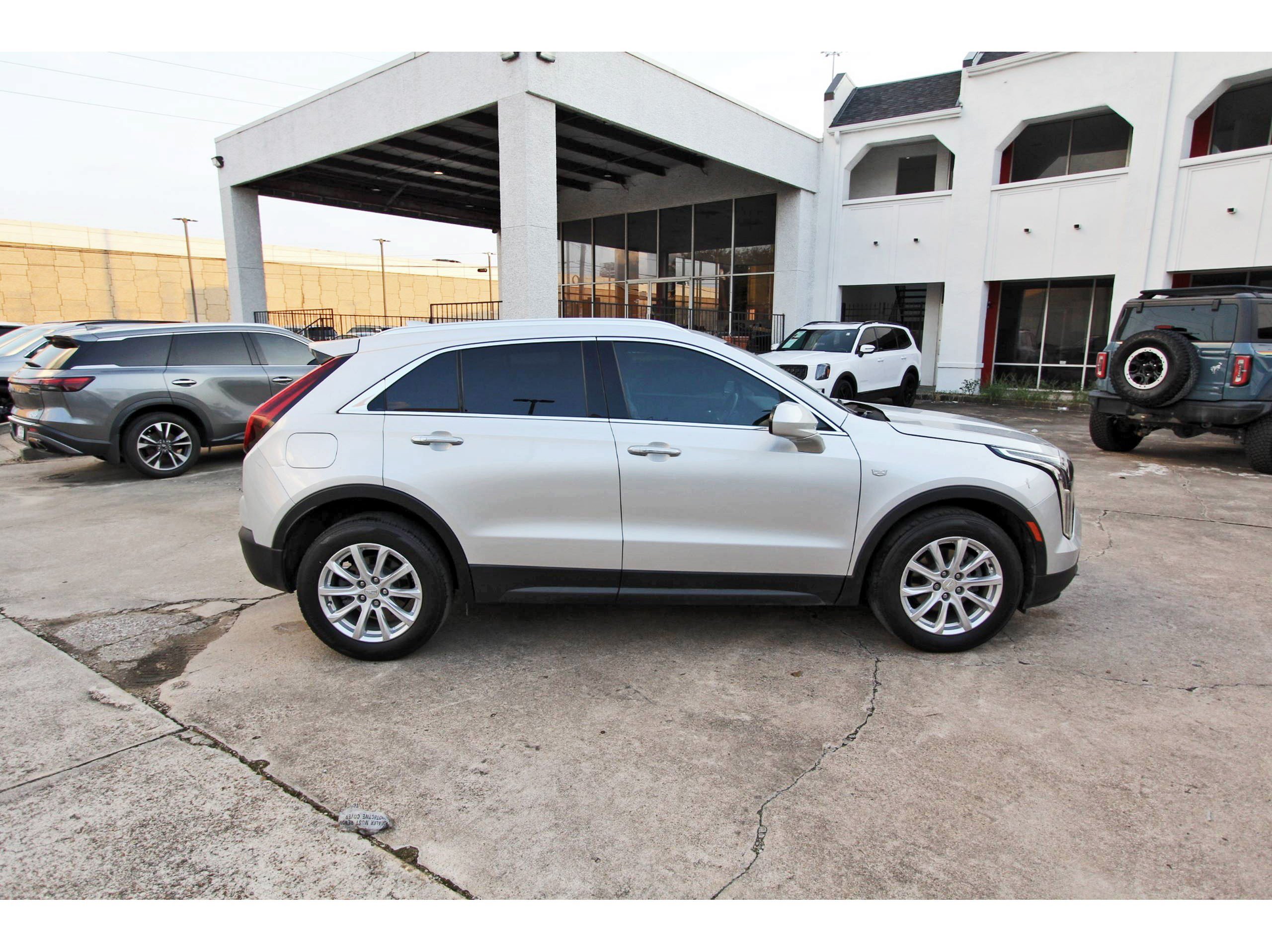 Used 2022 Cadillac XT4 Luxury w/ Cold Weather Package FWD image 8