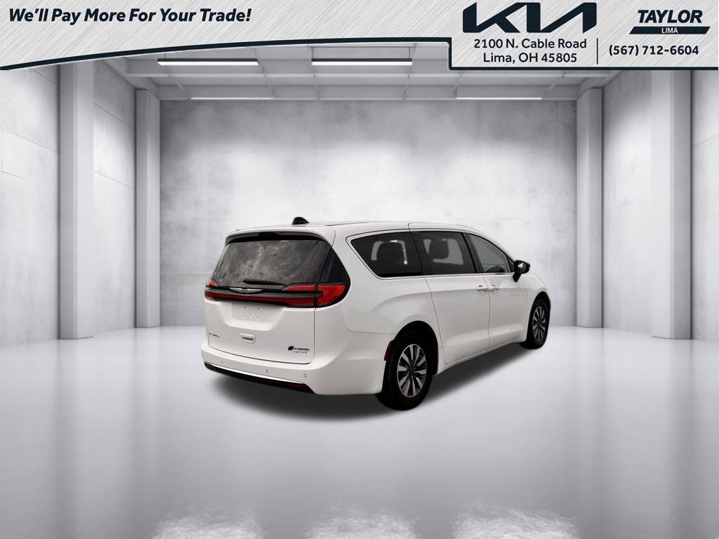 Used 2024 Chrysler Pacifica Limited FWD image 2