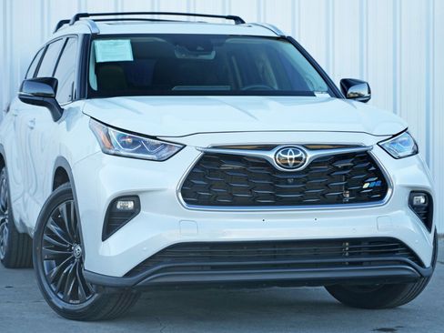 Used 2022 Toyota Highlander Platinum image 2