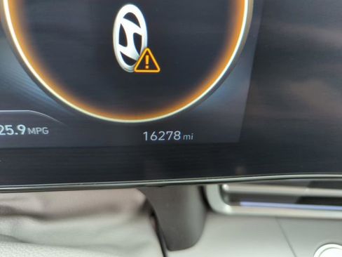 Used 2024 Hyundai Elantra SEL image 45