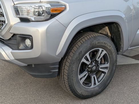Used 2017 Toyota Tacoma TRD Sport image 9
