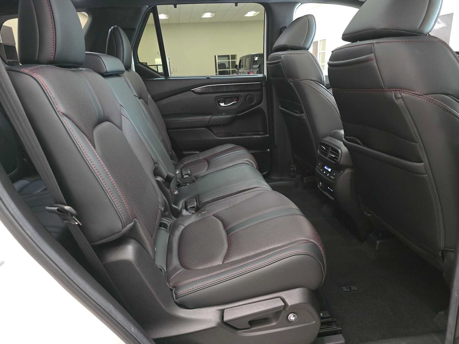 Used 2025 Honda Pilot Black Edition image 28