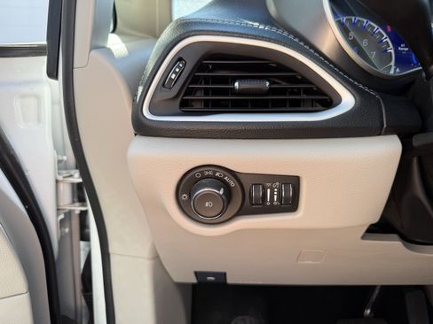 Used 2024 Chrysler Pacifica Touring-L FWD image 13
