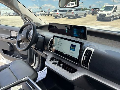 Used 2025 Ford Expedition Active AWD/4WD image 39