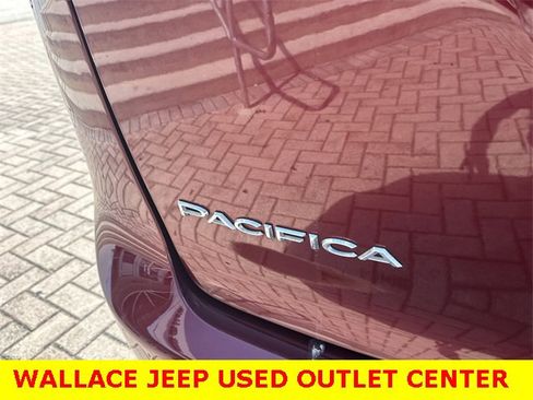 Certified 2023 Chrysler Pacifica Touring-L image 9