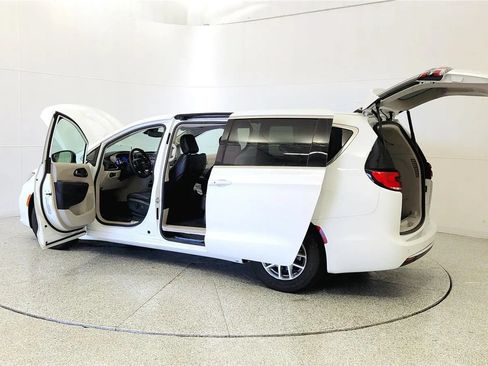 Used 2023 Chrysler Pacifica Touring-L FWD image 11