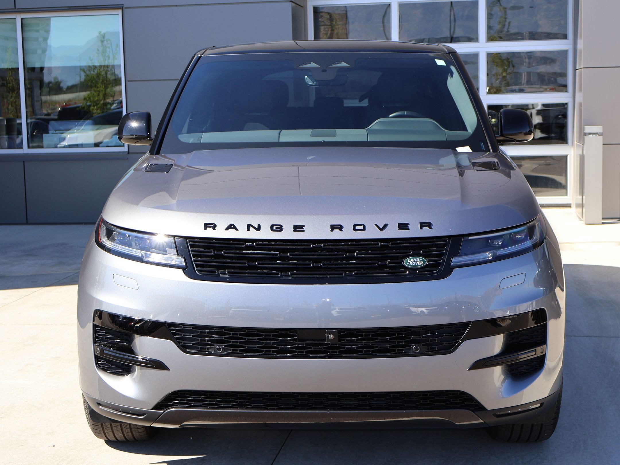 Used 2025 Land Rover Range Rover Sport SE AWD/4WD image 2